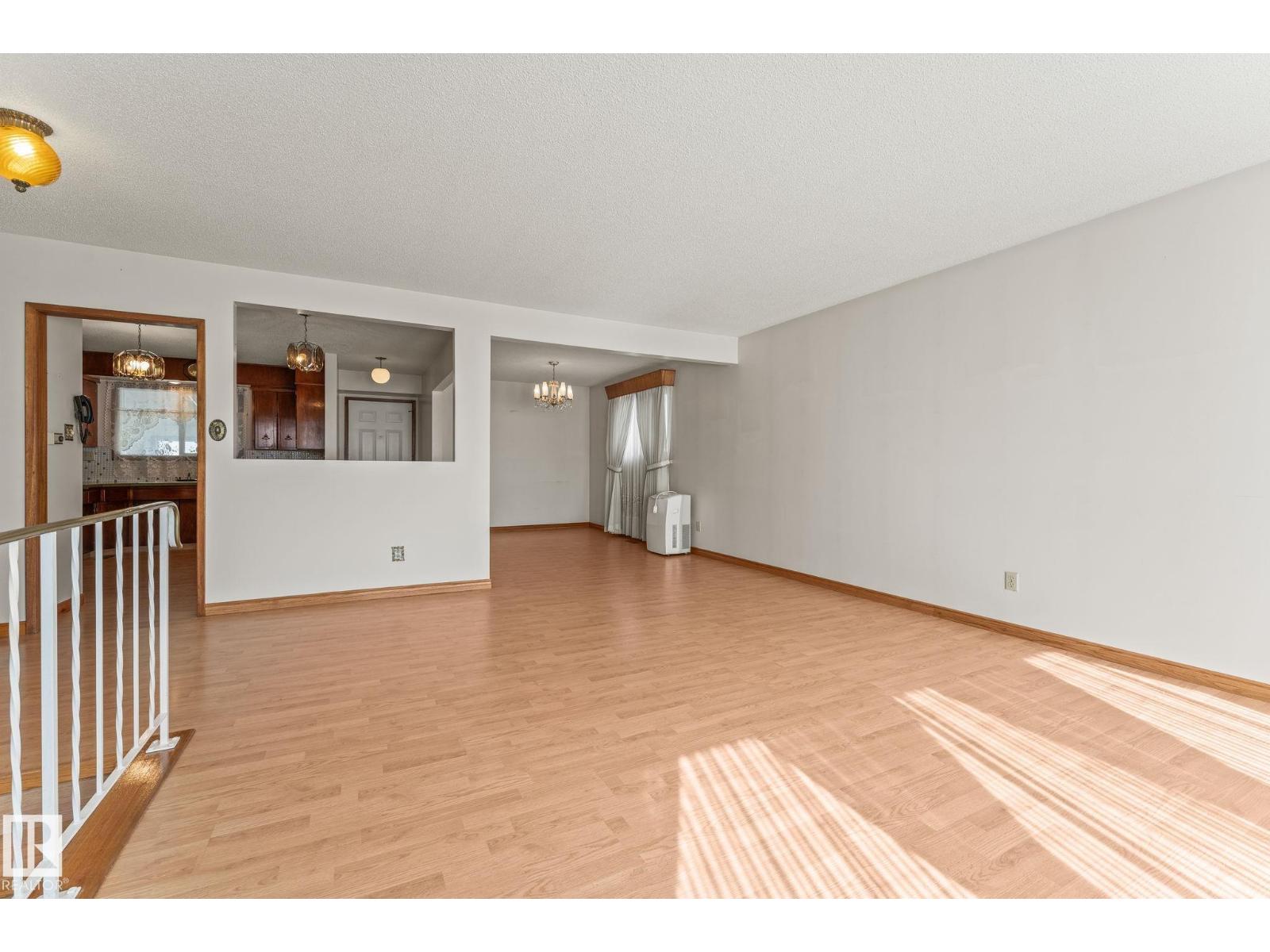 Photo 9 of 13820 86 St Nw, Edmonton AB