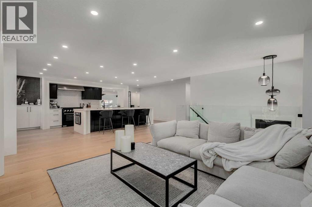 Single Family House Bi-level for Sale in  Varsity Estates Road NW Varsity Calgary 