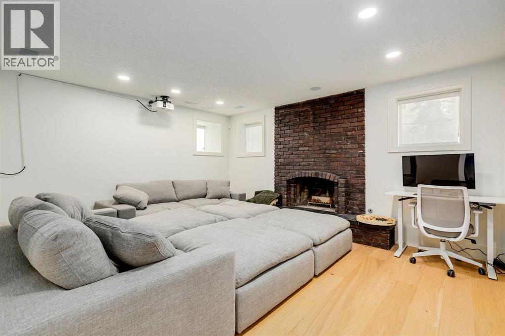 Single Family House Bi-level for Sale in  Varsity Estates Road NW Varsity Calgary 