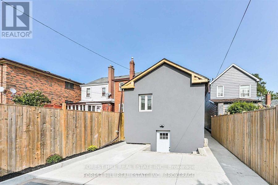 Photo 7 of Bsmt 518 Silverthorn Avenue, Toronto ON