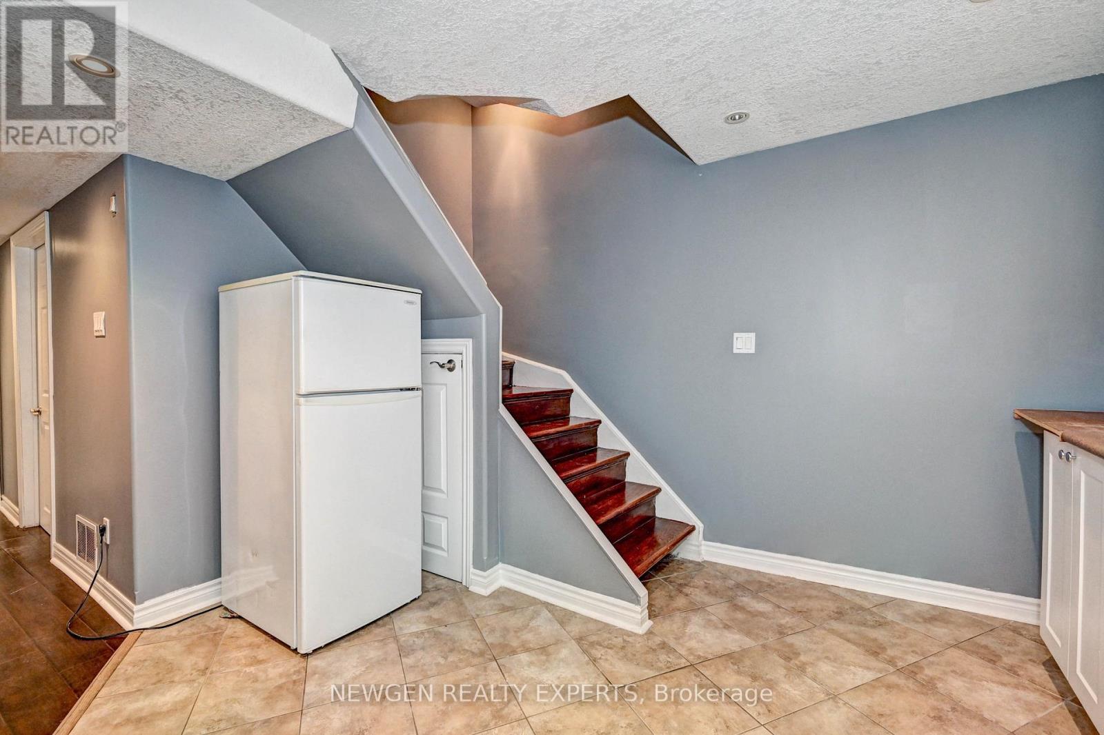 Photo 2 of 573 Burnett Avenue, Cambridge ON