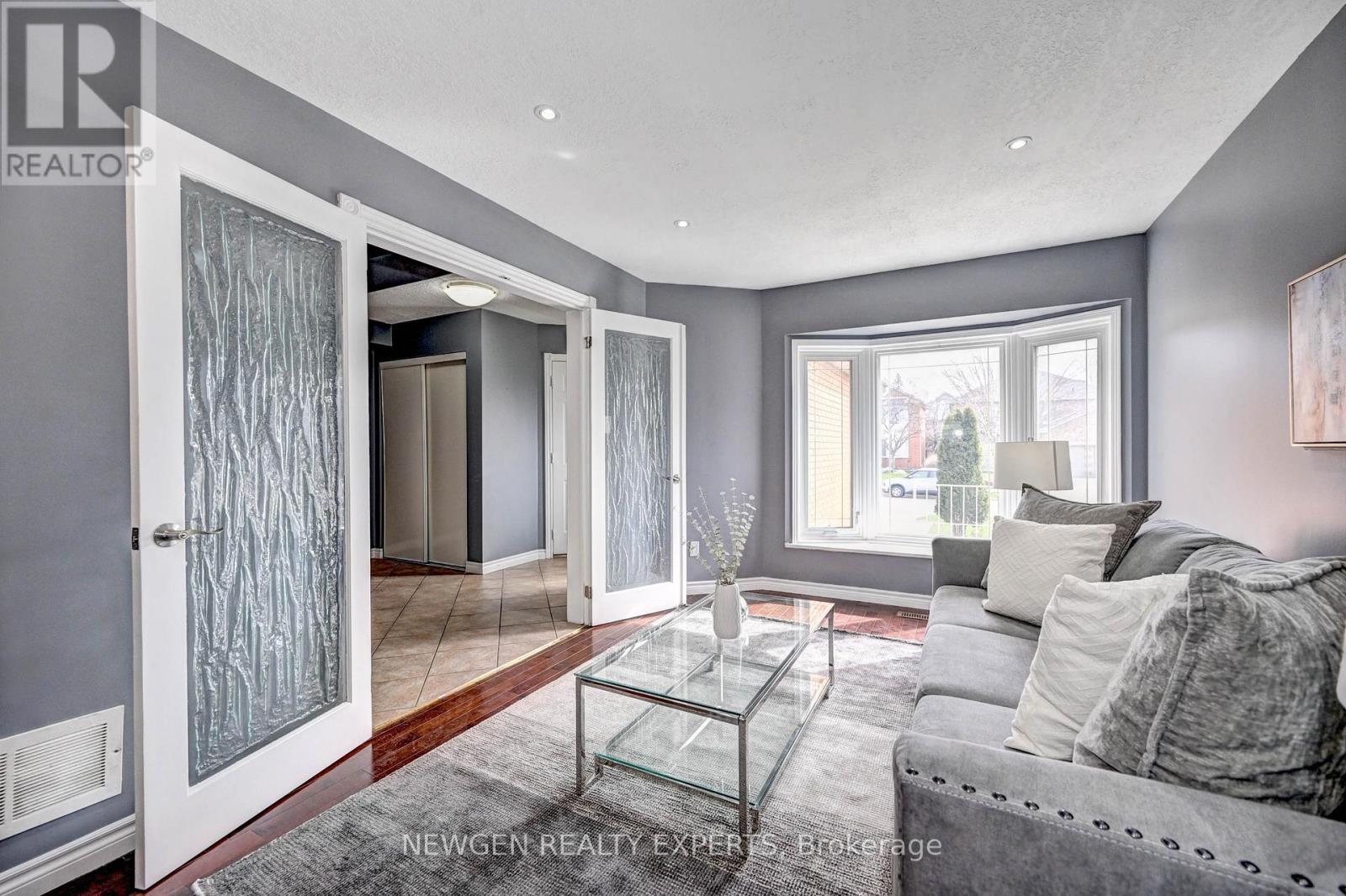 Photo 5 of 573 Burnett Avenue, Cambridge ON
