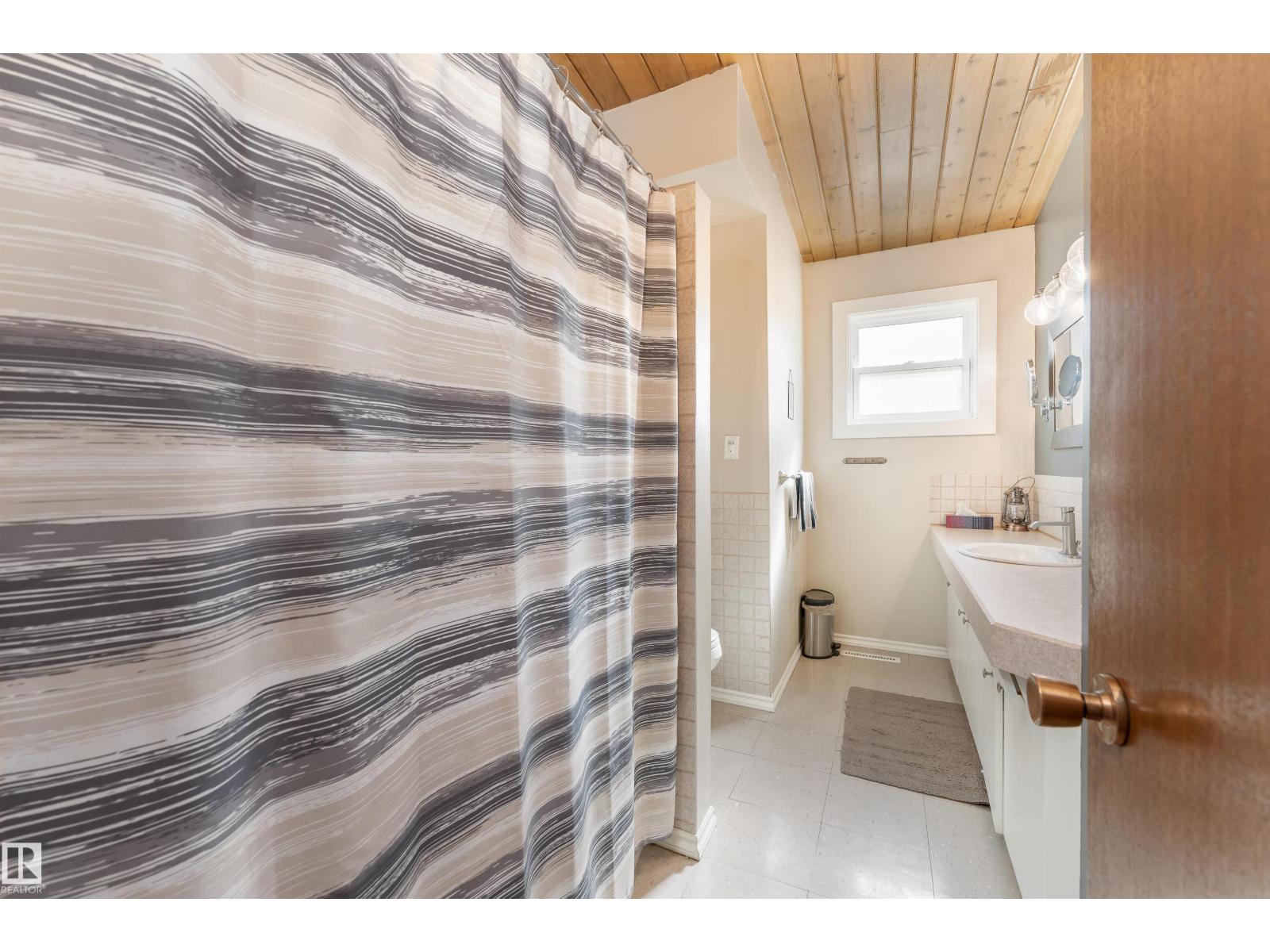 Photo 18 of 6004 102 Av Nw, Edmonton AB