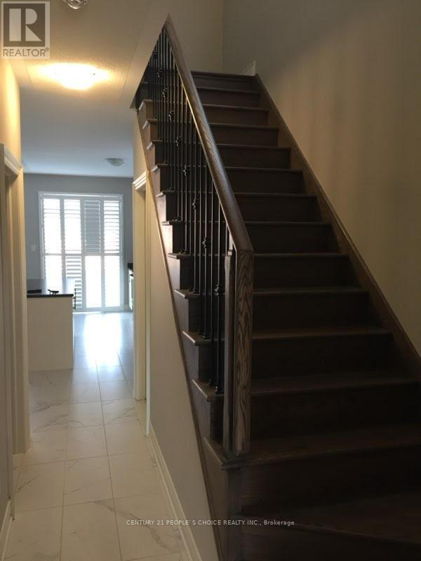 Photo 3 of 15 Silver Charm Drive, East Gwillimbury ON