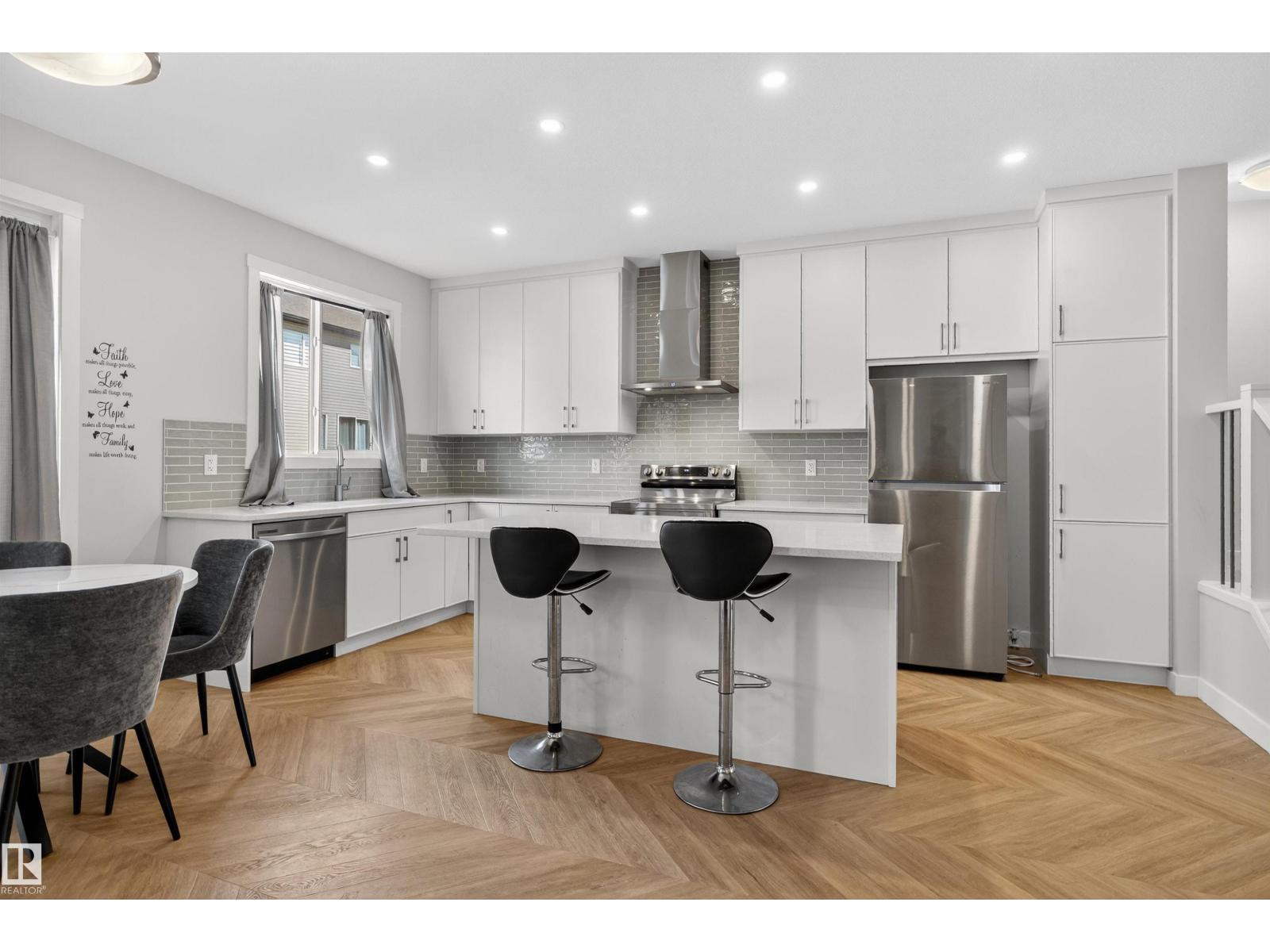Photo 11 of 20806 19 A Av Nw, Edmonton AB