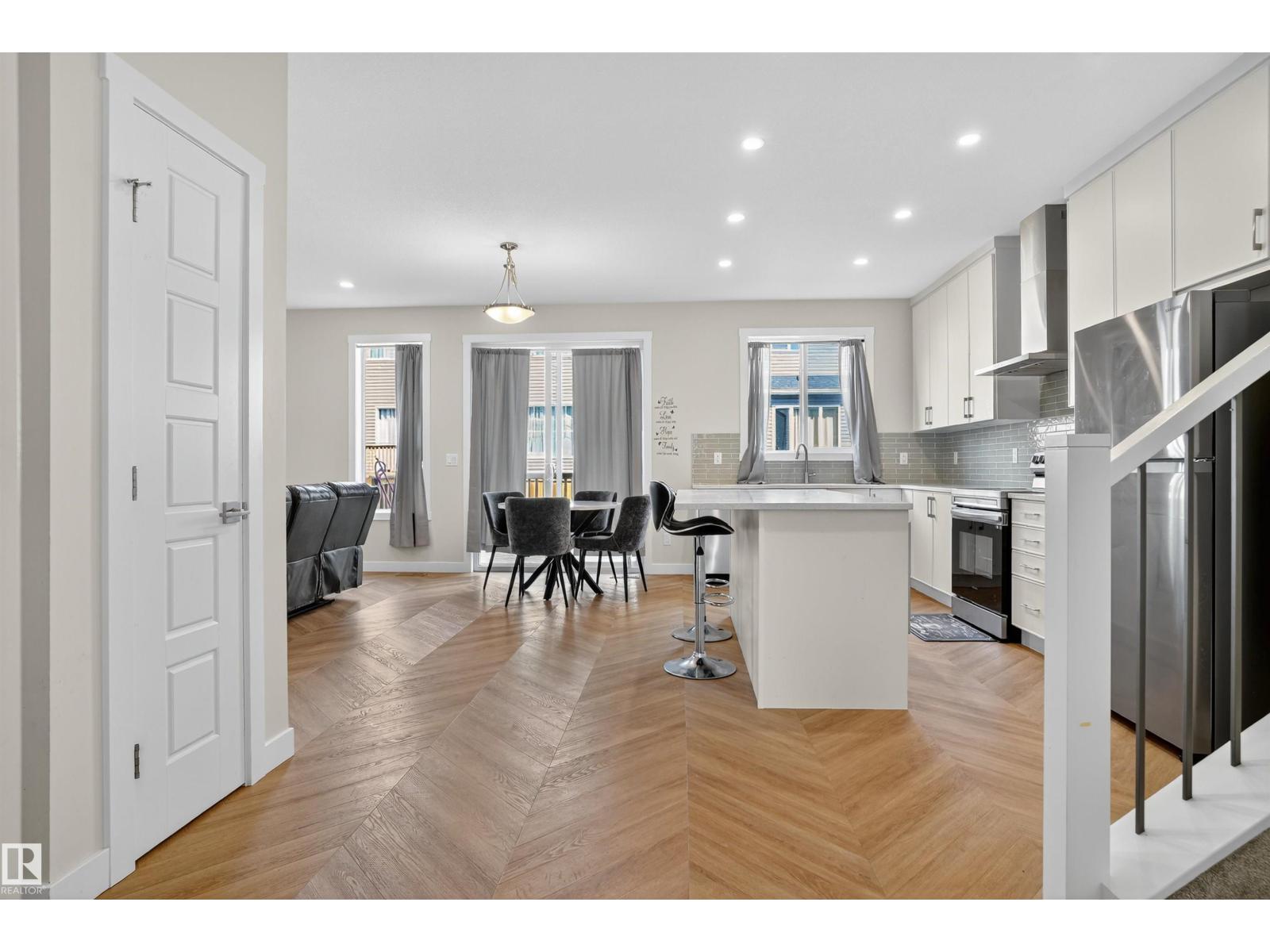 Photo 7 of 20806 19 A Av Nw, Edmonton AB