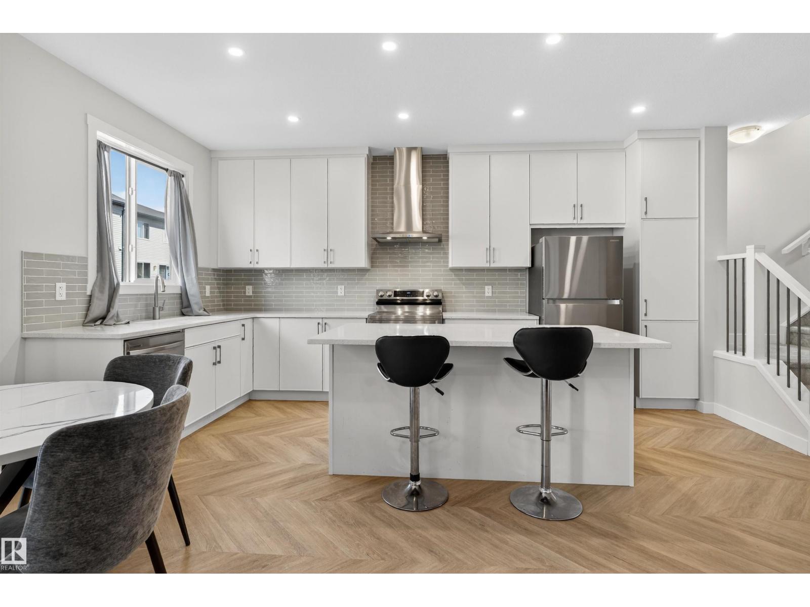 Photo 12 of 20806 19 A Av Nw, Edmonton AB