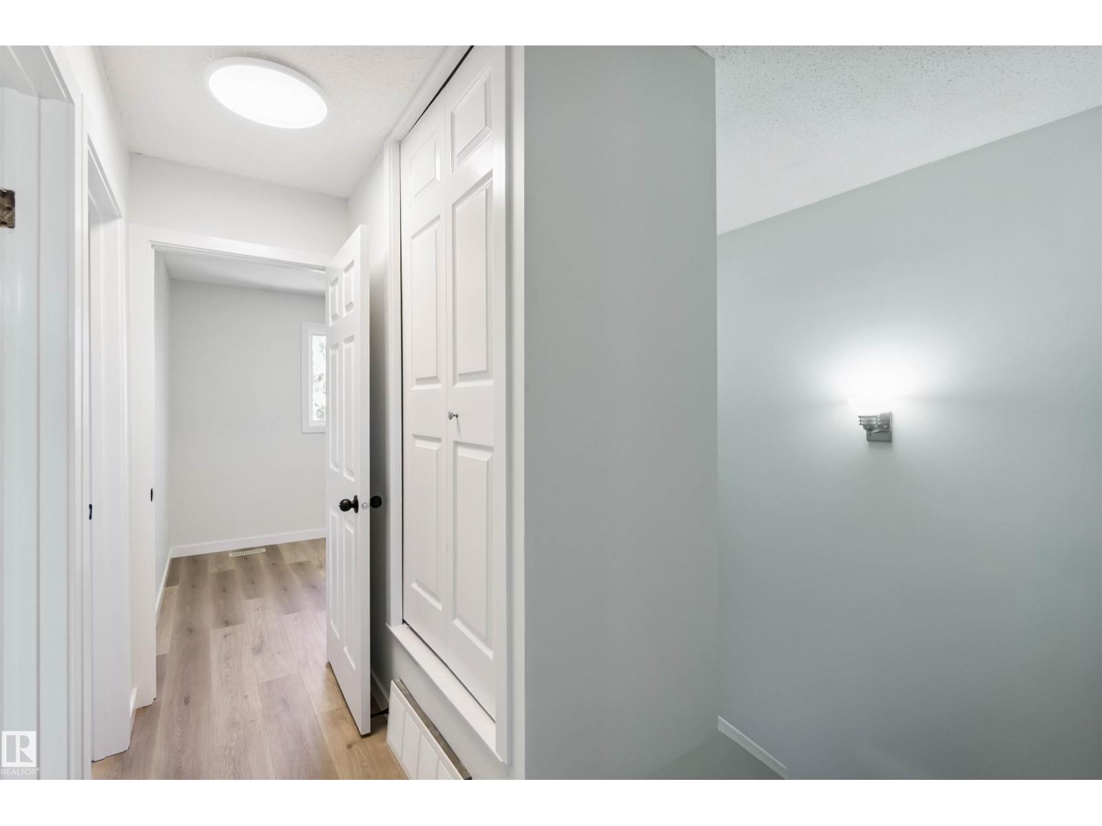 Photo 10 of 1096 Millbourne E Nw, Edmonton AB