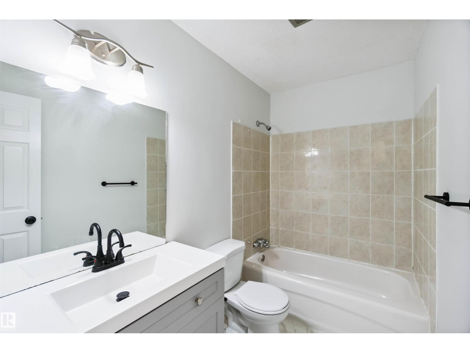 Photo 11 of 1096 Millbourne E Nw, Edmonton AB