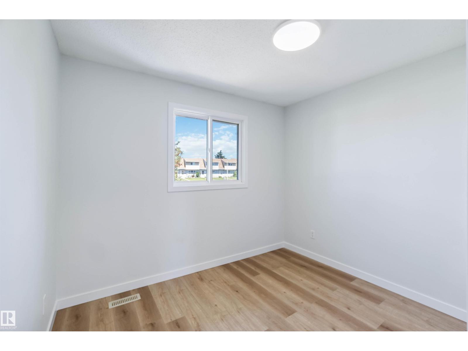 Photo 12 of 1096 Millbourne E Nw, Edmonton AB