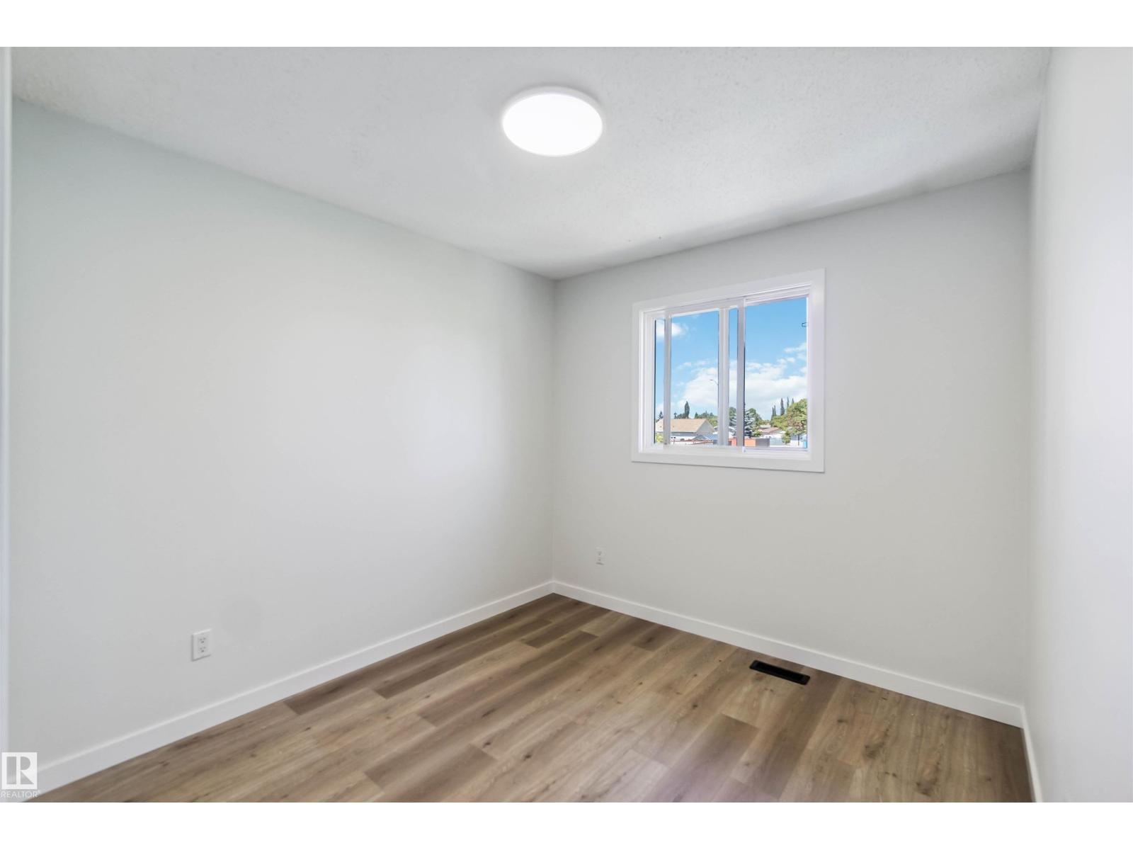 Photo 13 of 1096 Millbourne E Nw, Edmonton AB