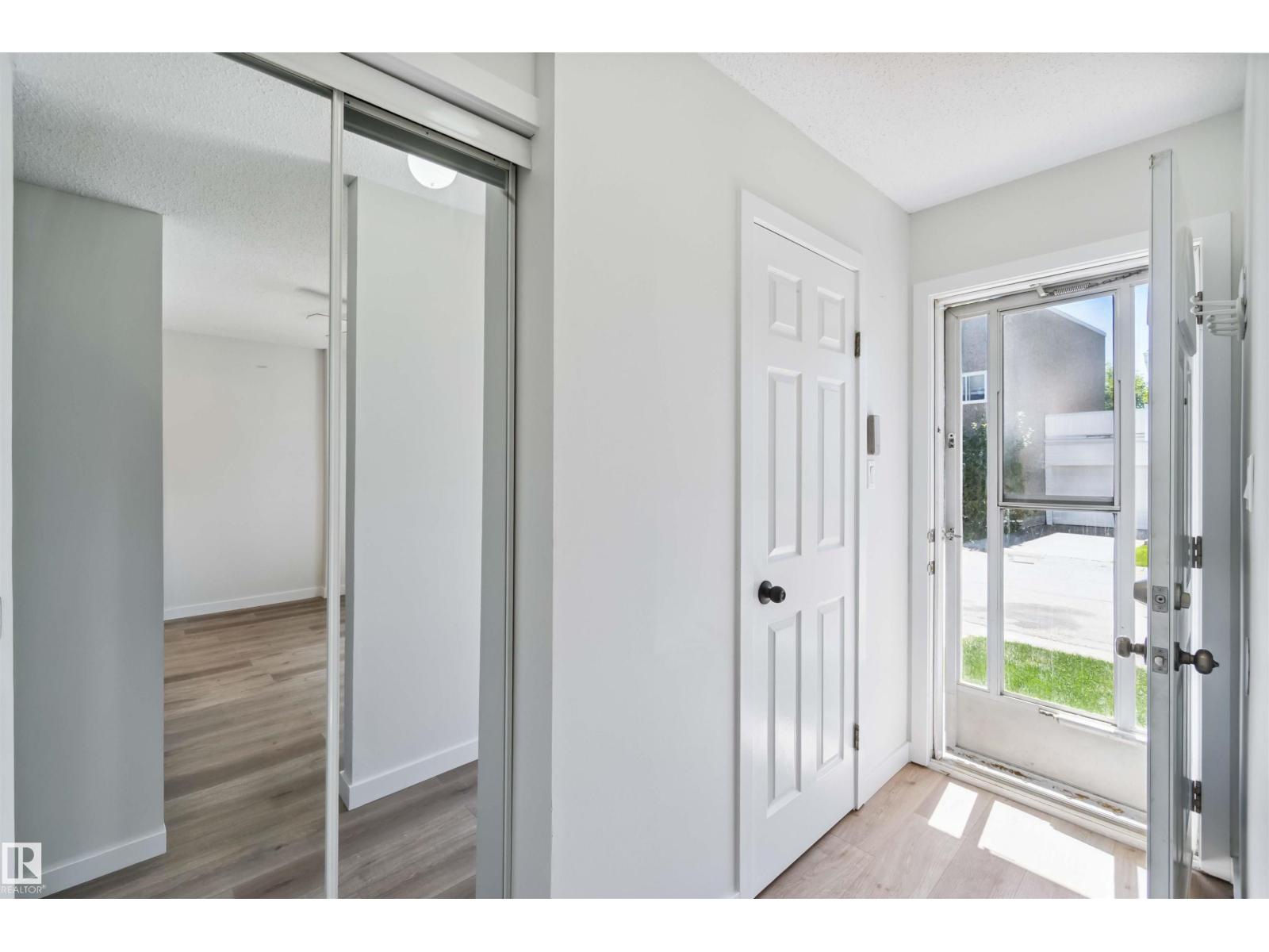 Photo 2 of 1096 Millbourne E Nw, Edmonton AB