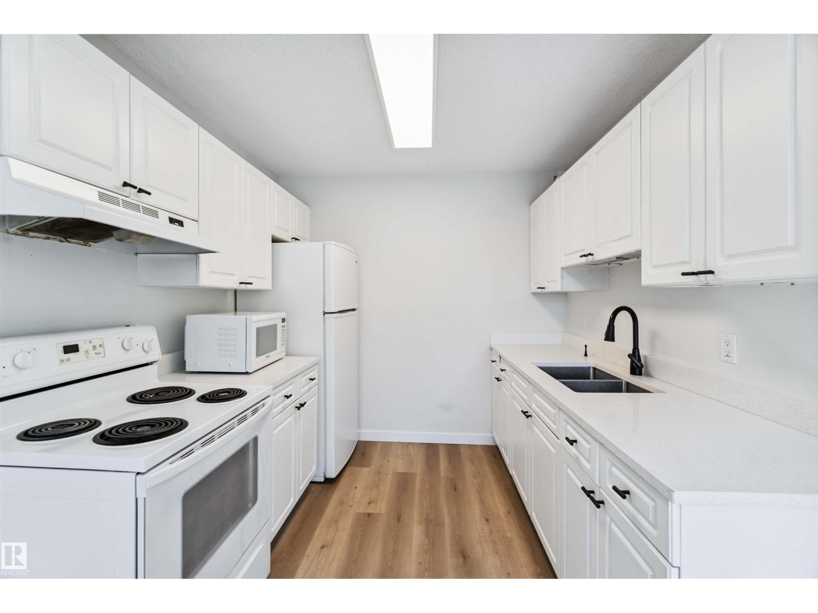Photo 4 of 1096 Millbourne E Nw, Edmonton AB