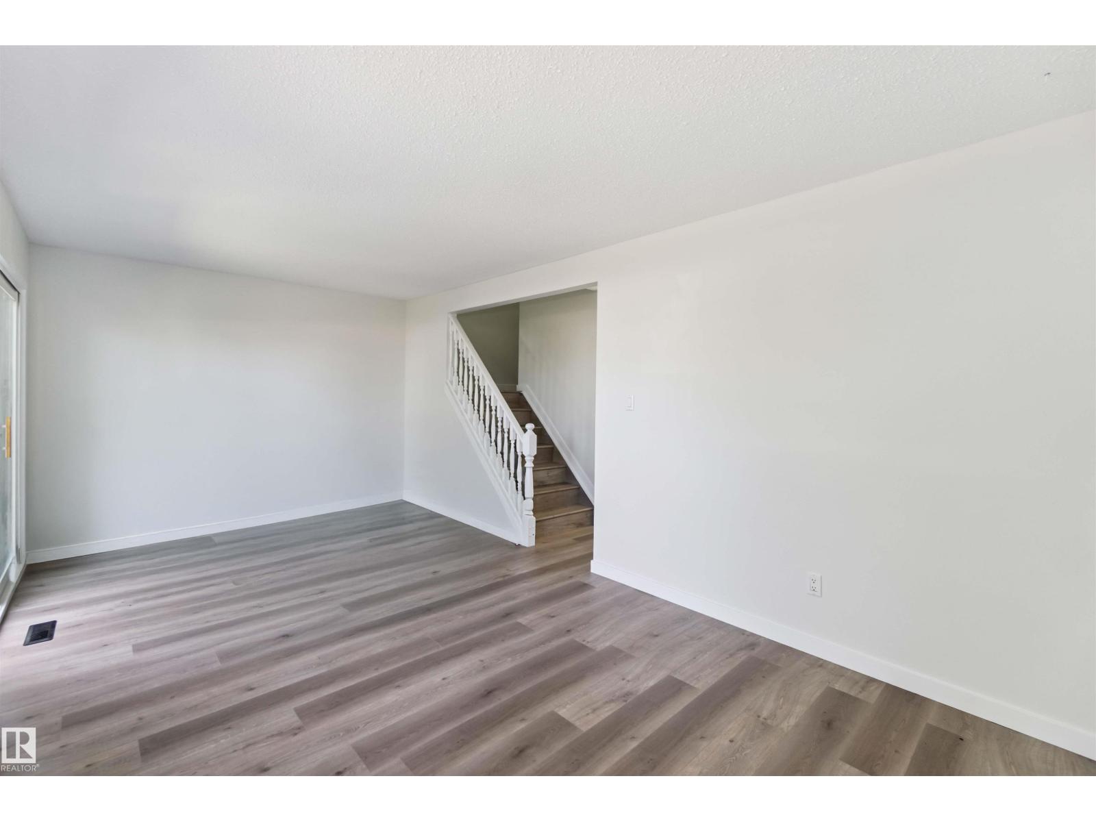 Photo 7 of 1096 Millbourne E Nw, Edmonton AB