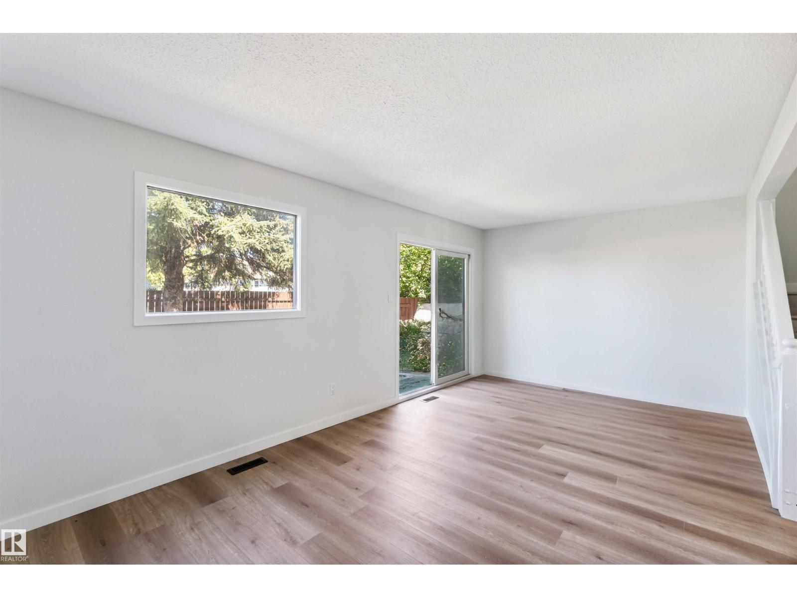 Photo 8 of 1096 Millbourne E Nw, Edmonton AB
