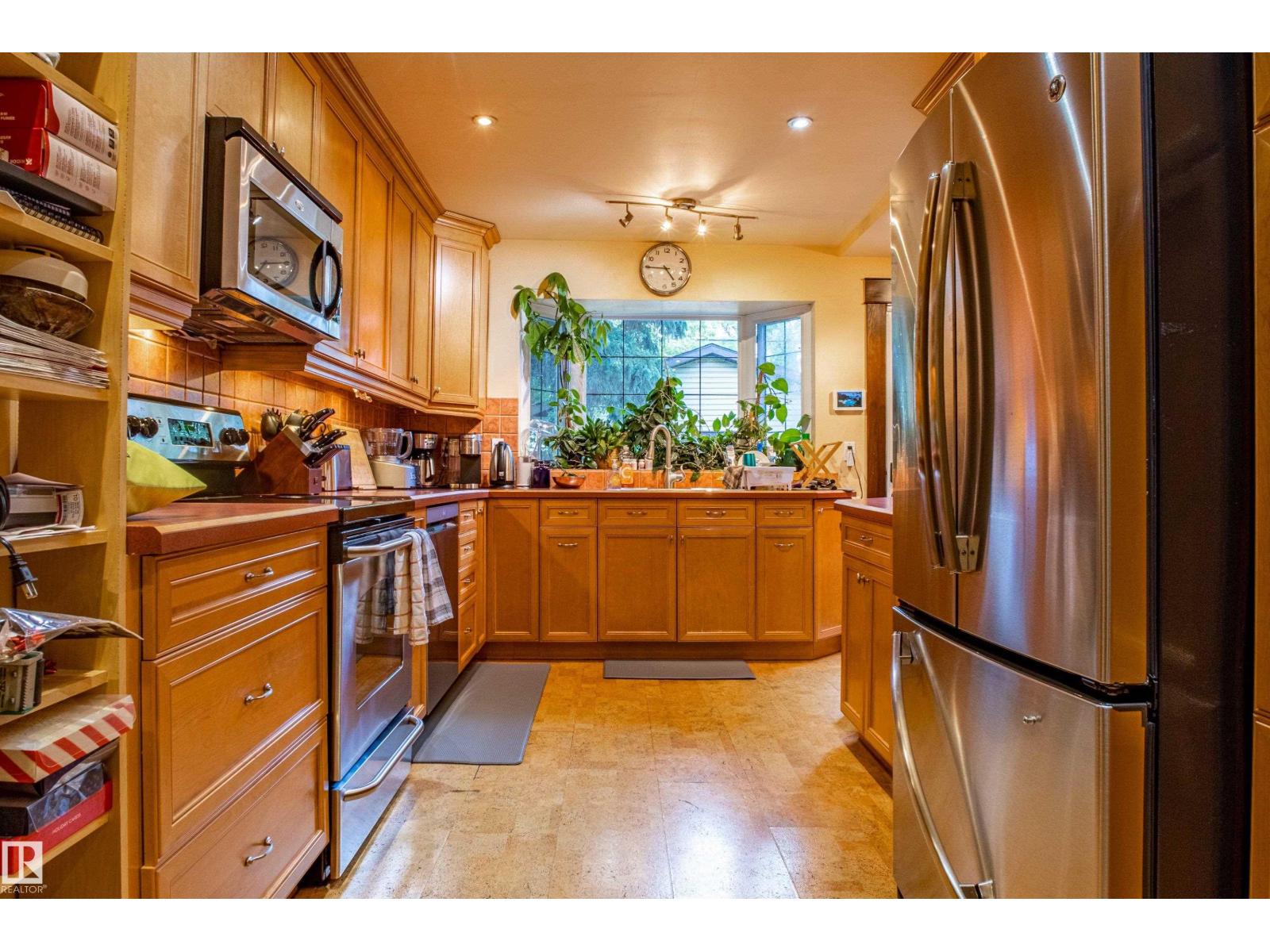 Photo 11 of 9806 88 Av Nw, Edmonton AB