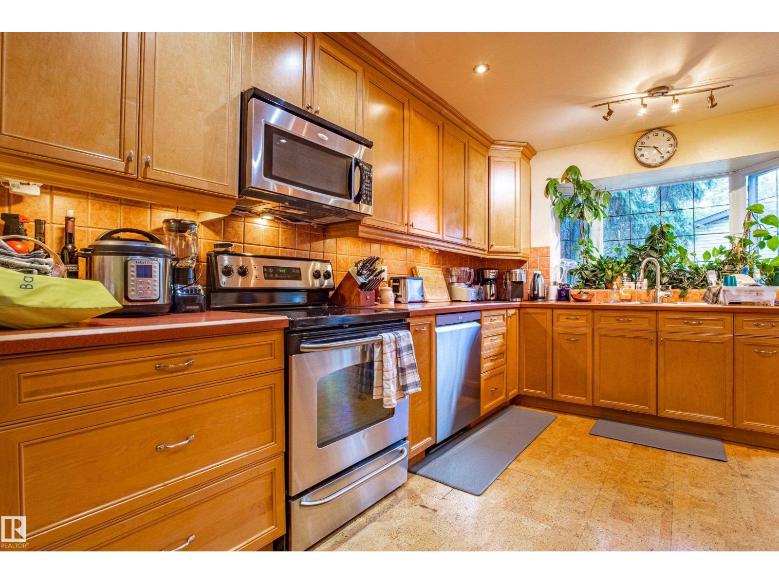 Photo 12 of 9806 88 Av Nw, Edmonton AB