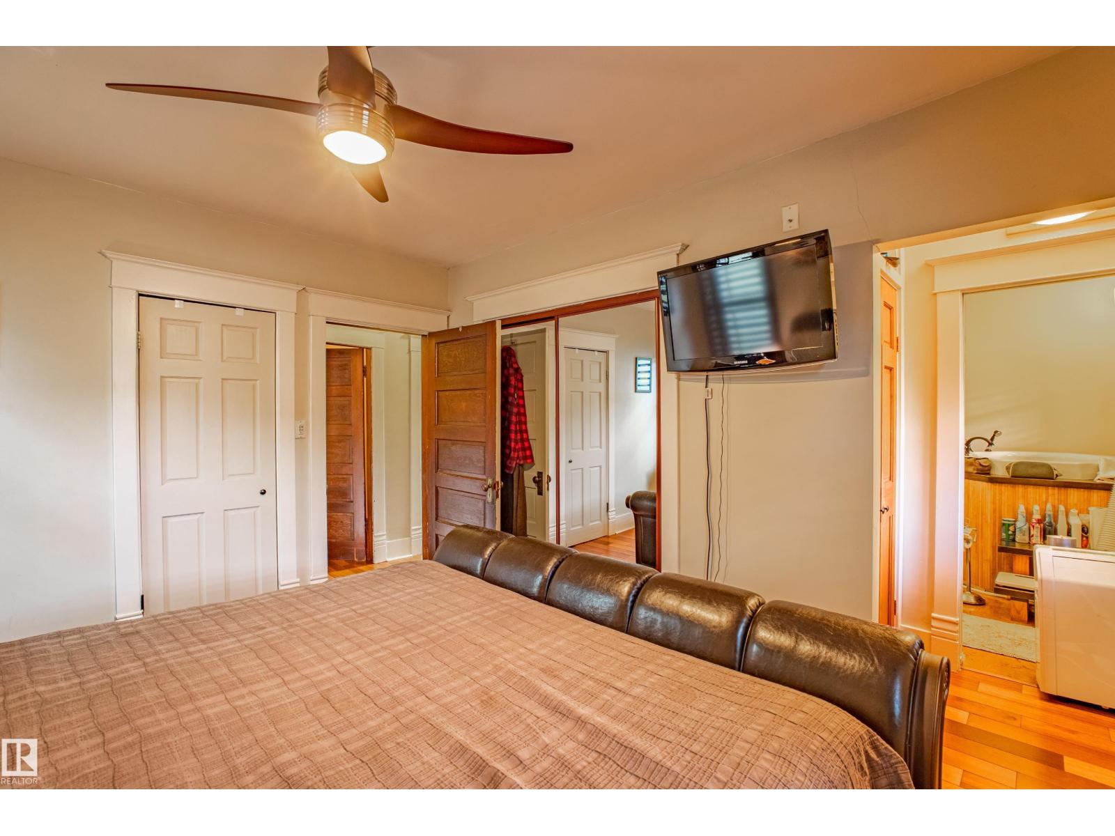 Photo 16 of 9806 88 Av Nw, Edmonton AB
