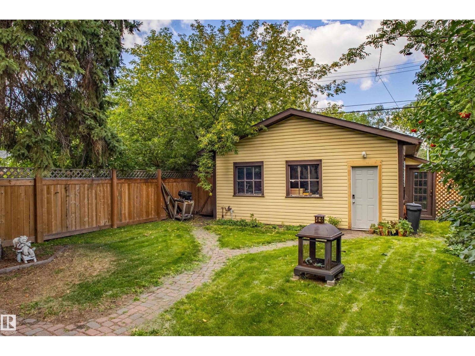 Photo 25 of 9806 88 Av Nw, Edmonton AB