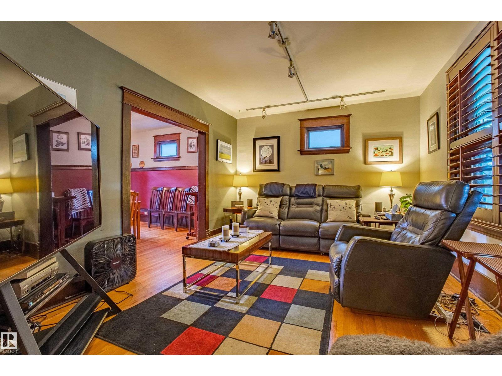 Photo 5 of 9806 88 Av Nw, Edmonton AB