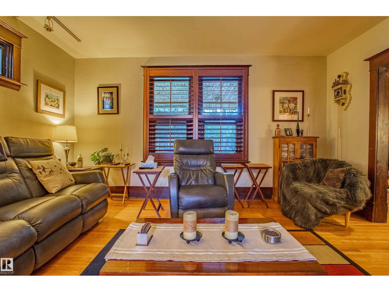 Photo 6 of 9806 88 Av Nw, Edmonton AB