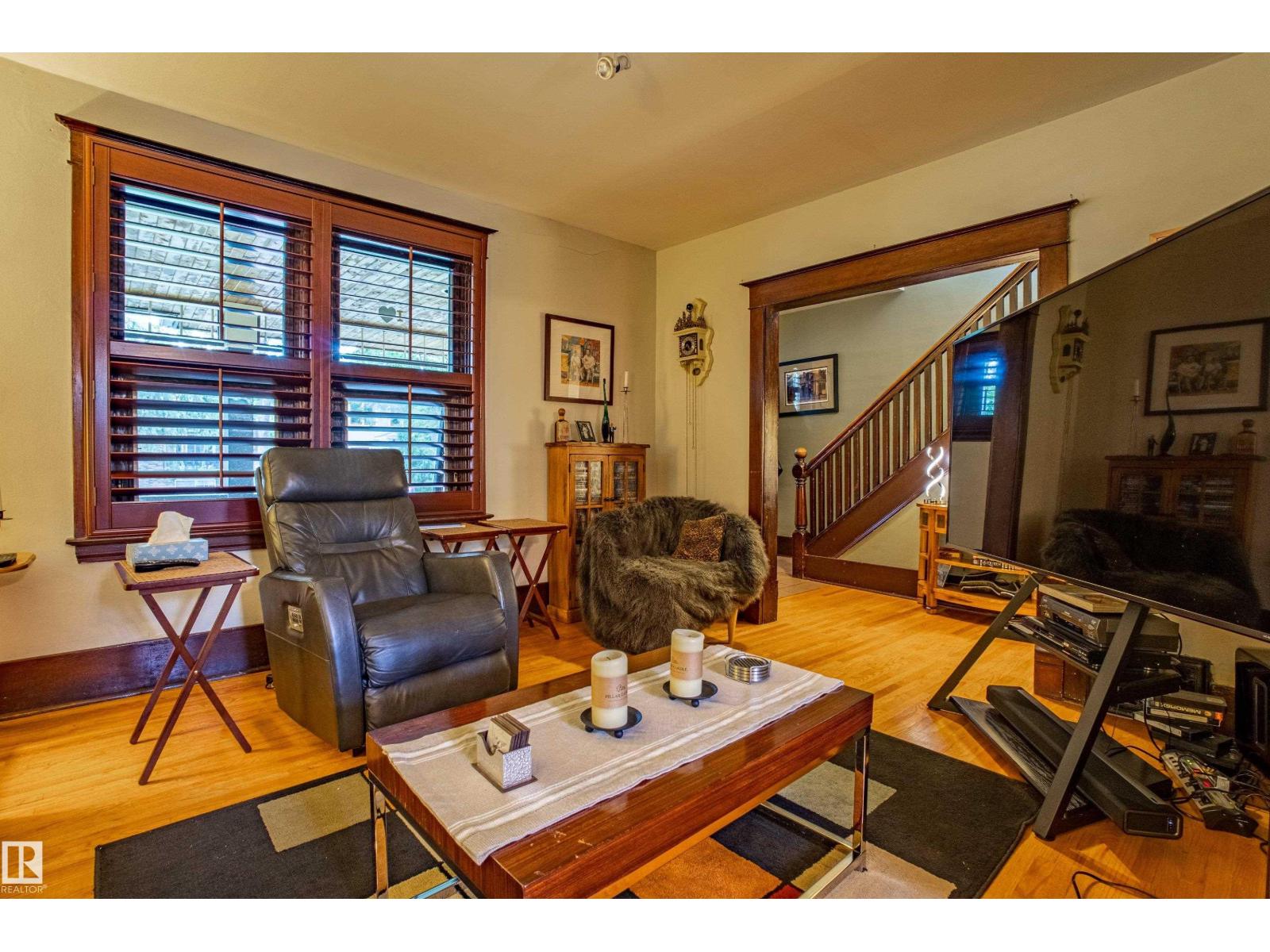 Photo 7 of 9806 88 Av Nw, Edmonton AB