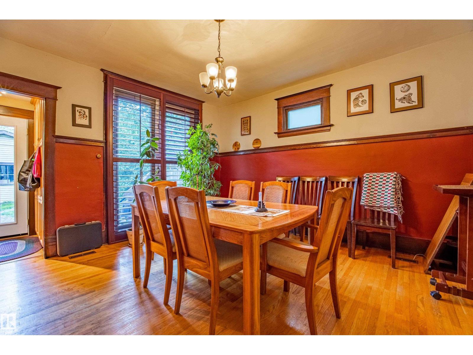 Photo 8 of 9806 88 Av Nw, Edmonton AB