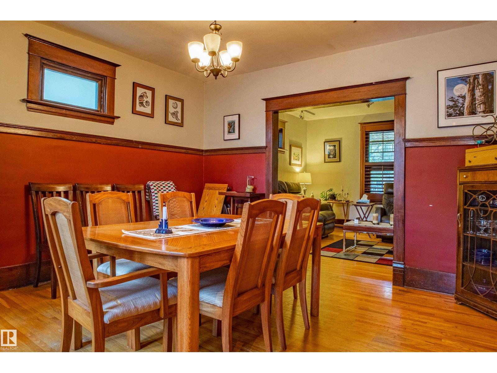 Photo 9 of 9806 88 Av Nw, Edmonton AB