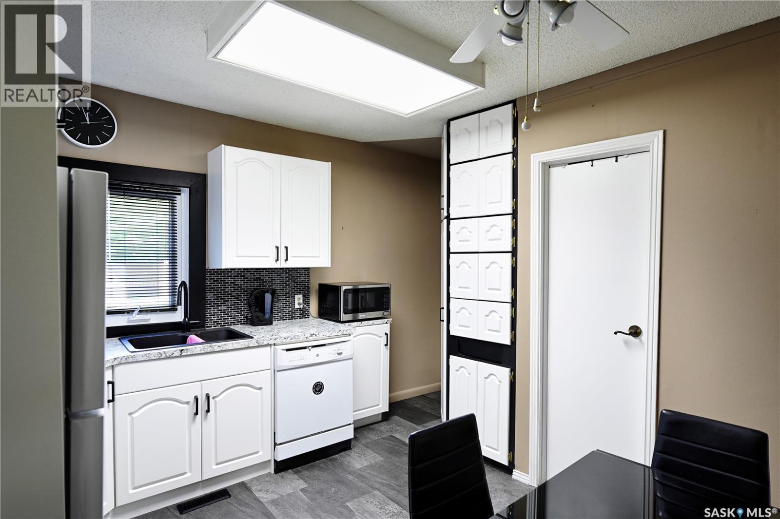 Photo 13 of 727 M Avenue S, Saskatoon SK