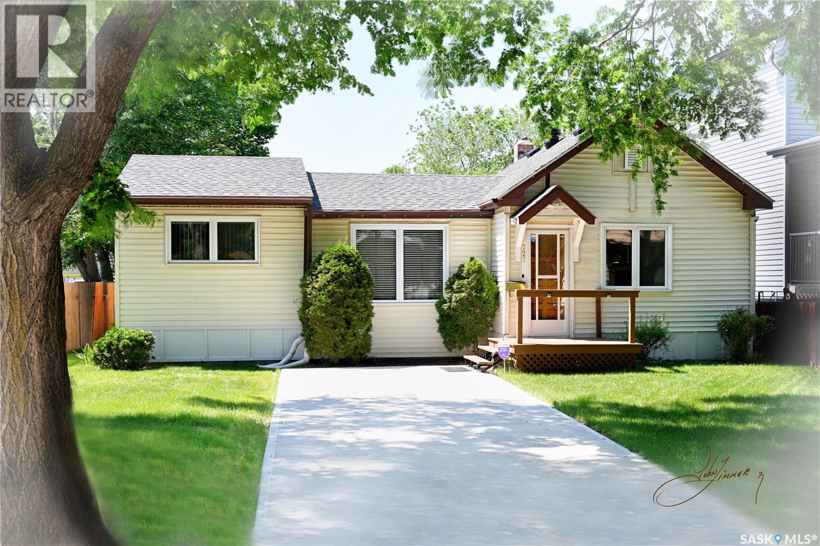Photo 10 of 727 M Avenue S, Saskatoon SK