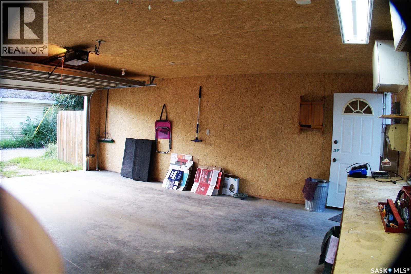 Photo 11 of 727 M Avenue S, Saskatoon SK