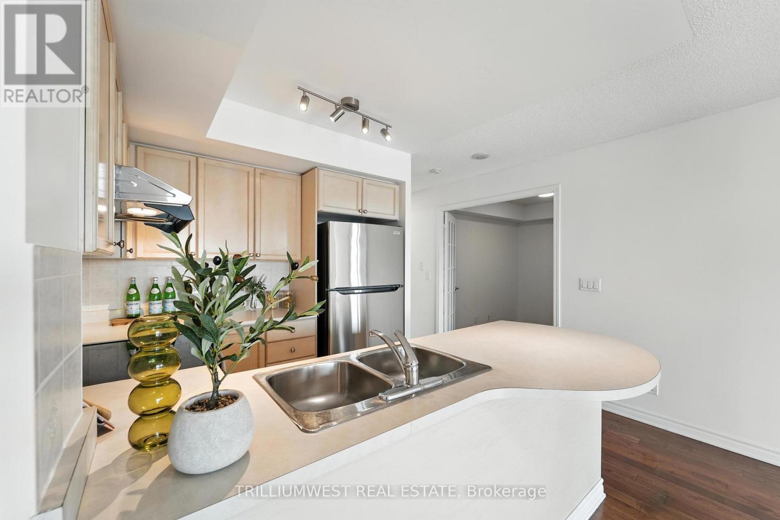 Photo 13 of 2111 17 Barberry Place, Toronto ON