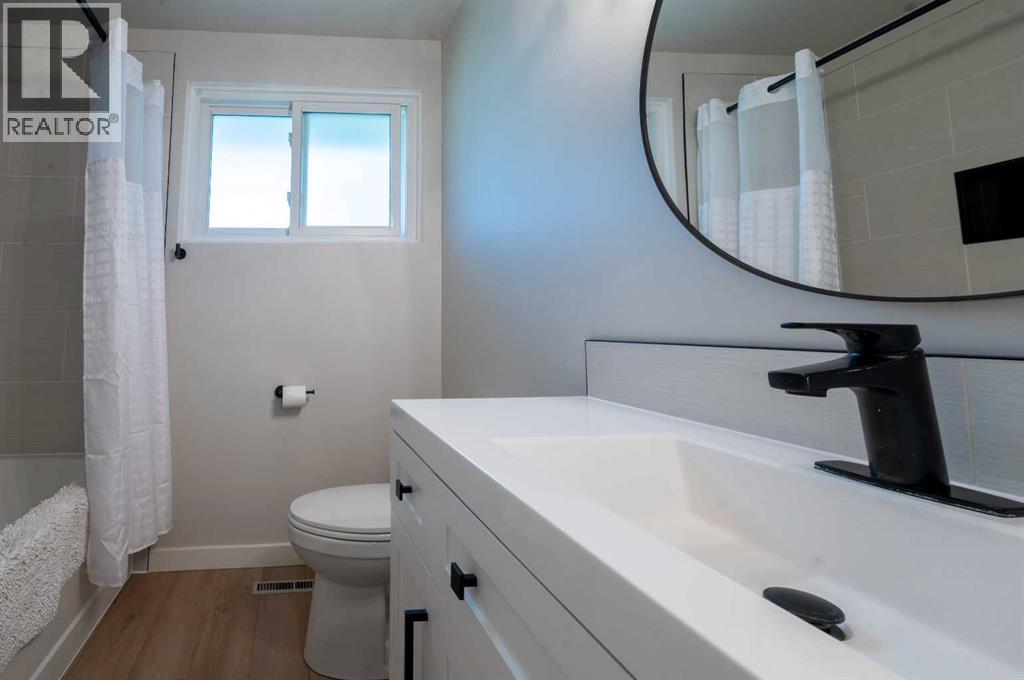 Photo 18 of 19 Sherwood Crescent, Red Deer AB
