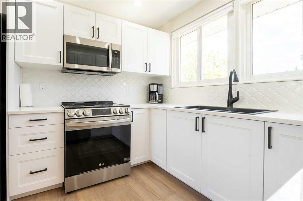 Photo 7 of 19 Sherwood Crescent, Red Deer AB