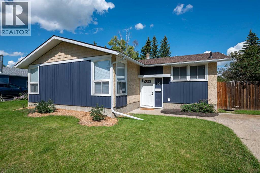 Photo 1 of 19 Sherwood Crescent, Red Deer AB