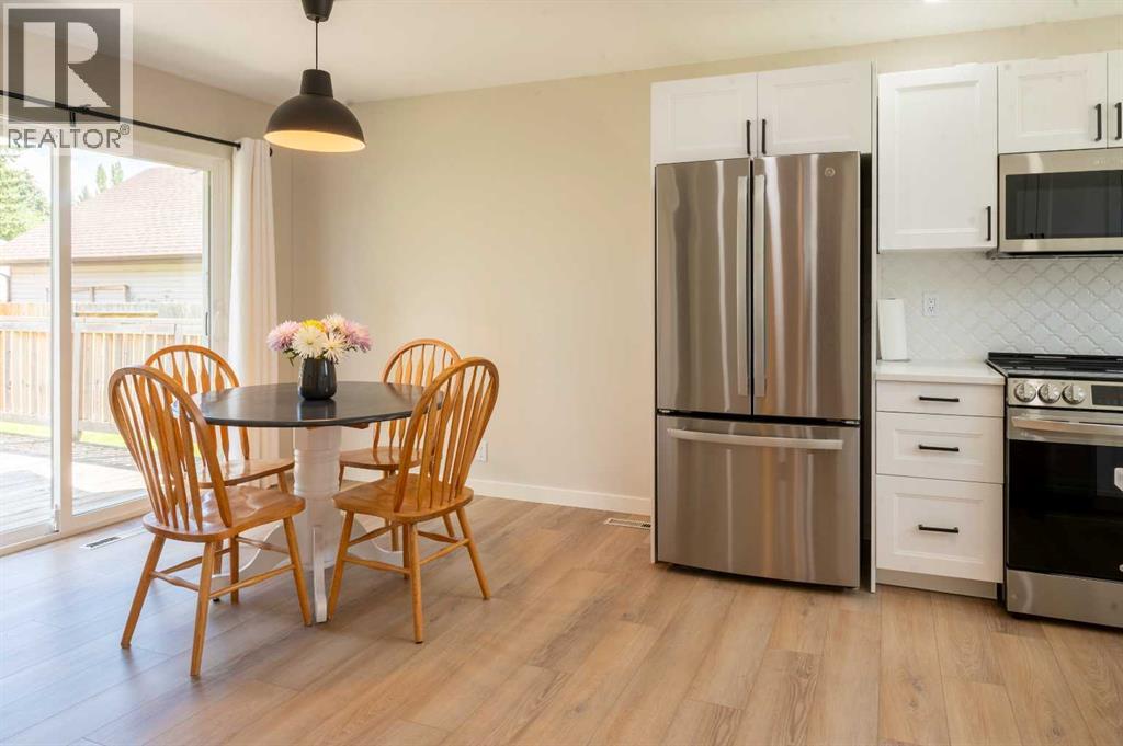Photo 11 of 19 Sherwood Crescent, Red Deer AB