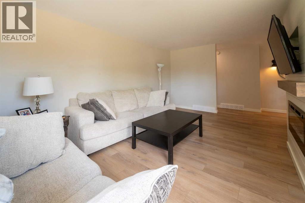 Photo 4 of 19 Sherwood Crescent, Red Deer AB