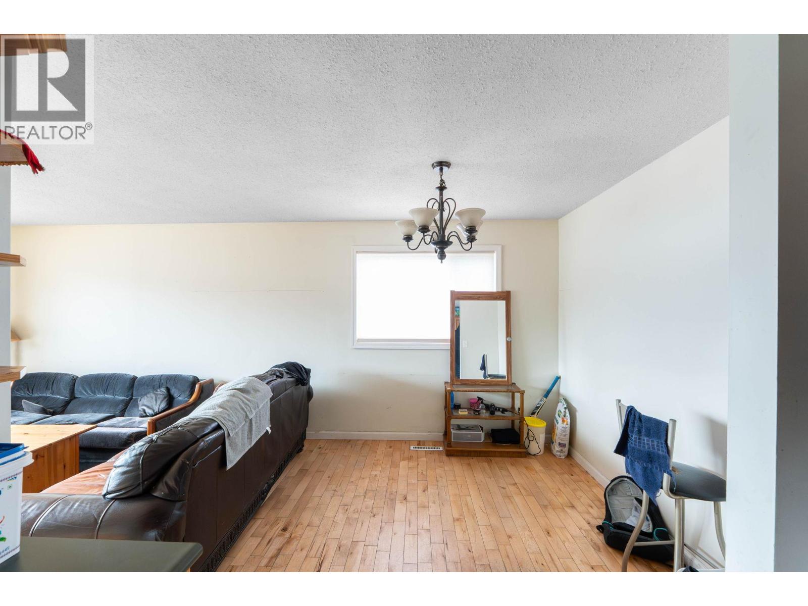 540 Lomond Road - 8