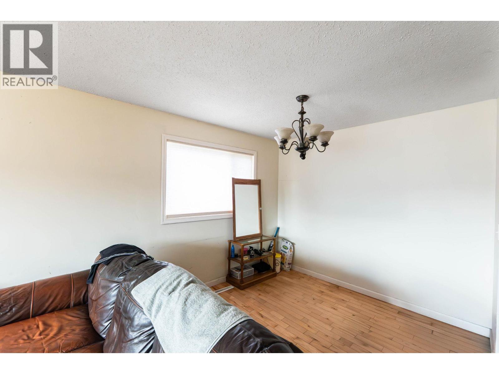 540 Lomond Road - 7