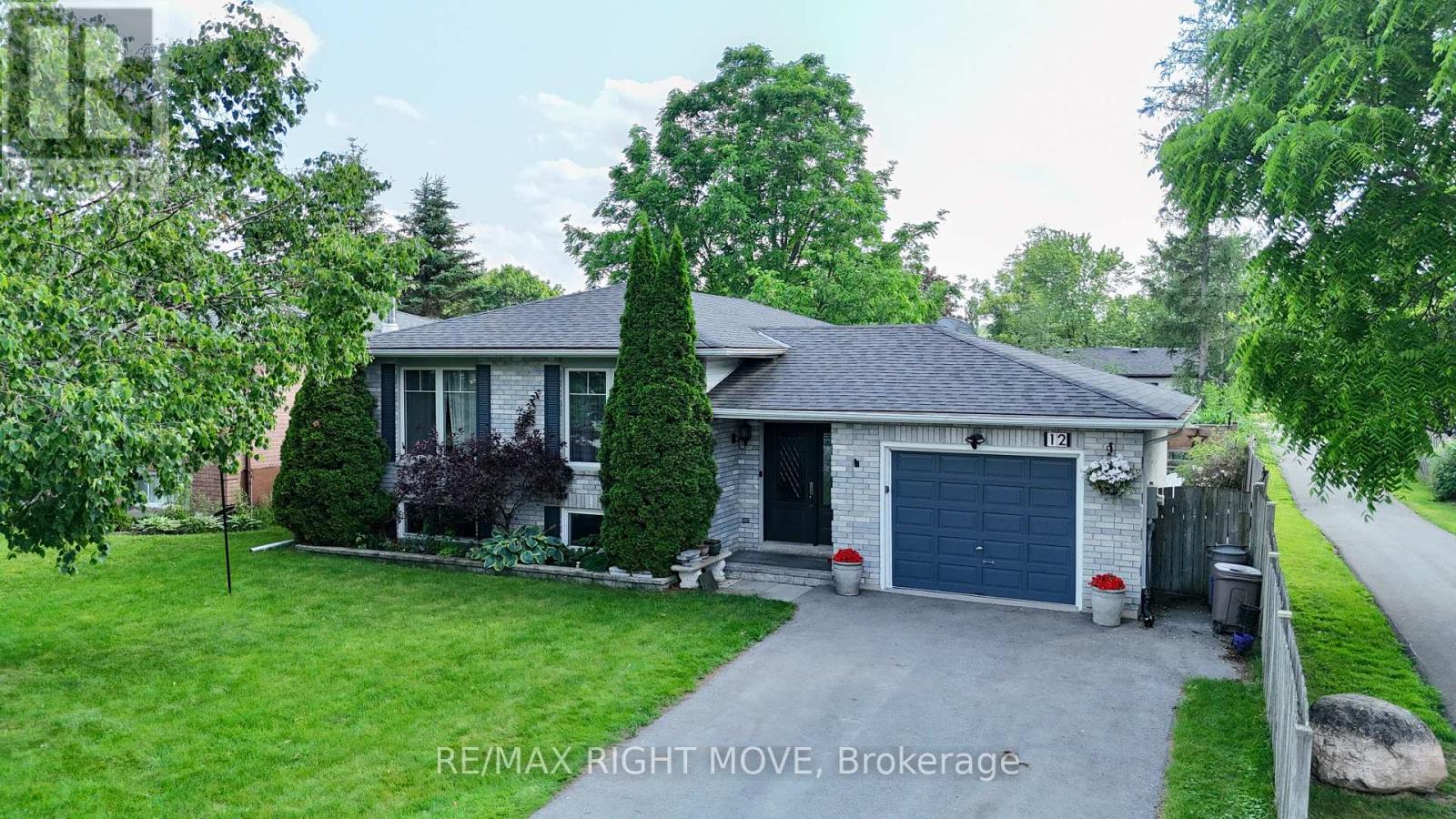 Photo 4 of 12 Hawkins Street, Georgina ON