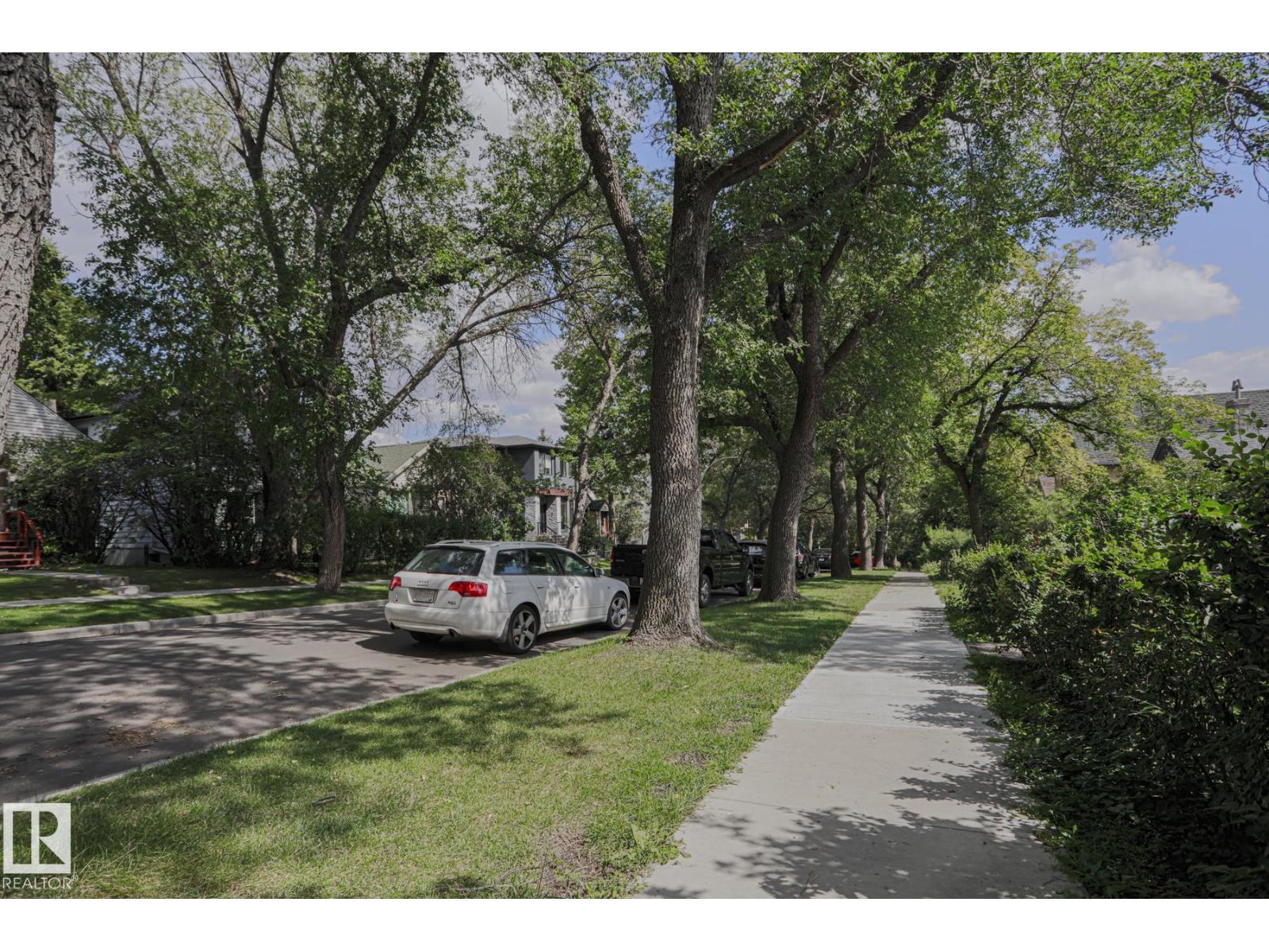 Photo 4 of 9731 89 Av Nw, Edmonton AB