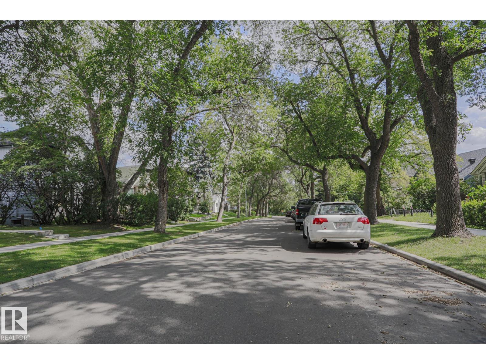 Photo 6 of 9731 89 Av Nw, Edmonton AB