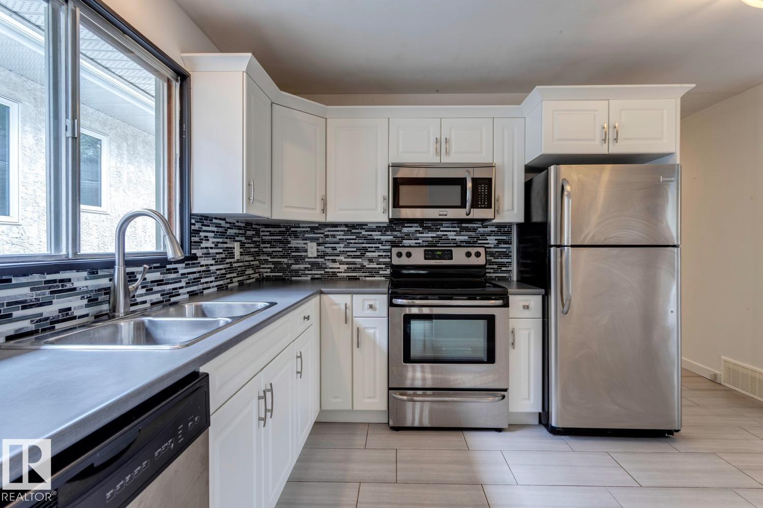 Photo 10 of 11348 87 St Nw, Edmonton AB