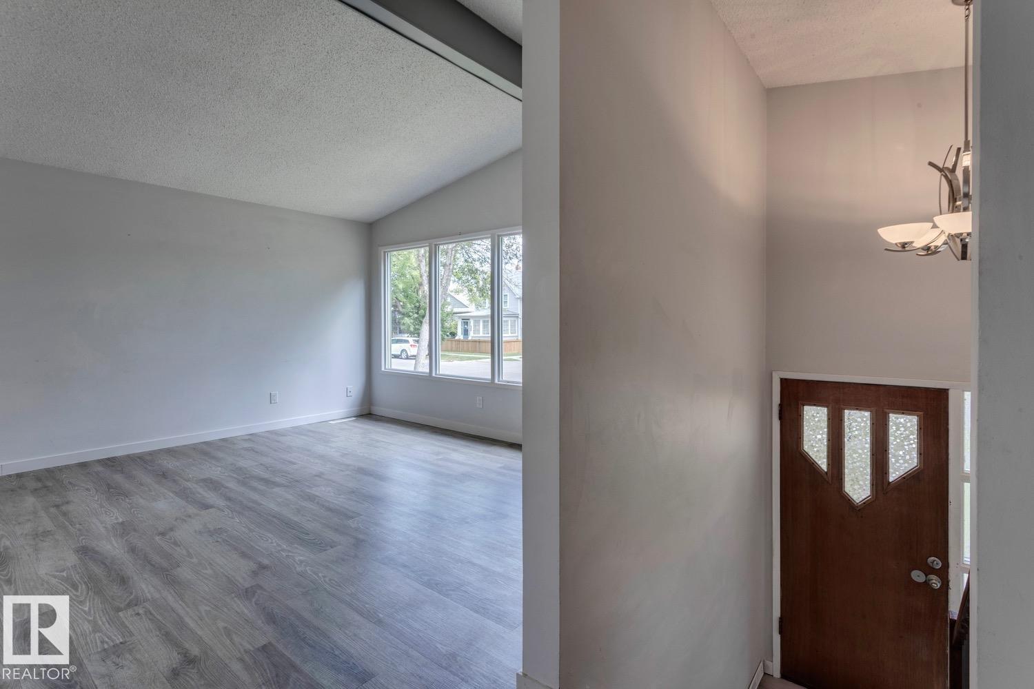 Photo 3 of 11348 87 St Nw, Edmonton AB