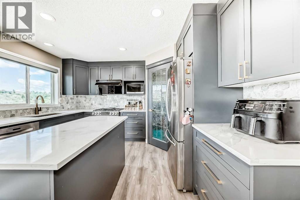 Single Family House for Sale in  Edgeridge Circle NW Edgemont Calgary 