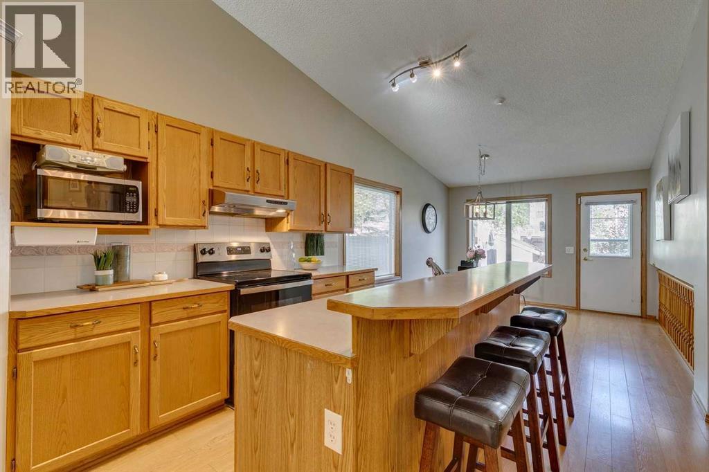 Single Family House 3 Level for Sale in  Somercrest Gardens SW Somerset Calgary 