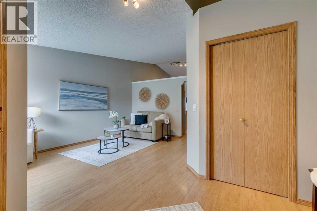 Single Family House 3 Level for Sale in  Somercrest Gardens SW Somerset Calgary 
