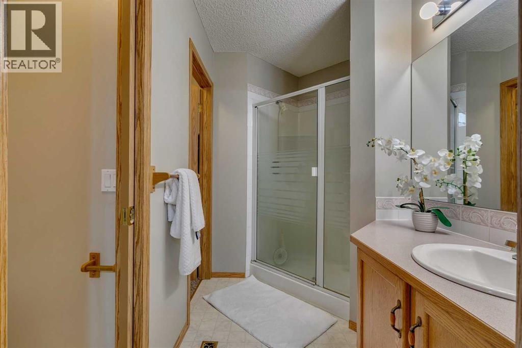 Single Family House 3 Level for Sale in  Somercrest Gardens SW Somerset Calgary 