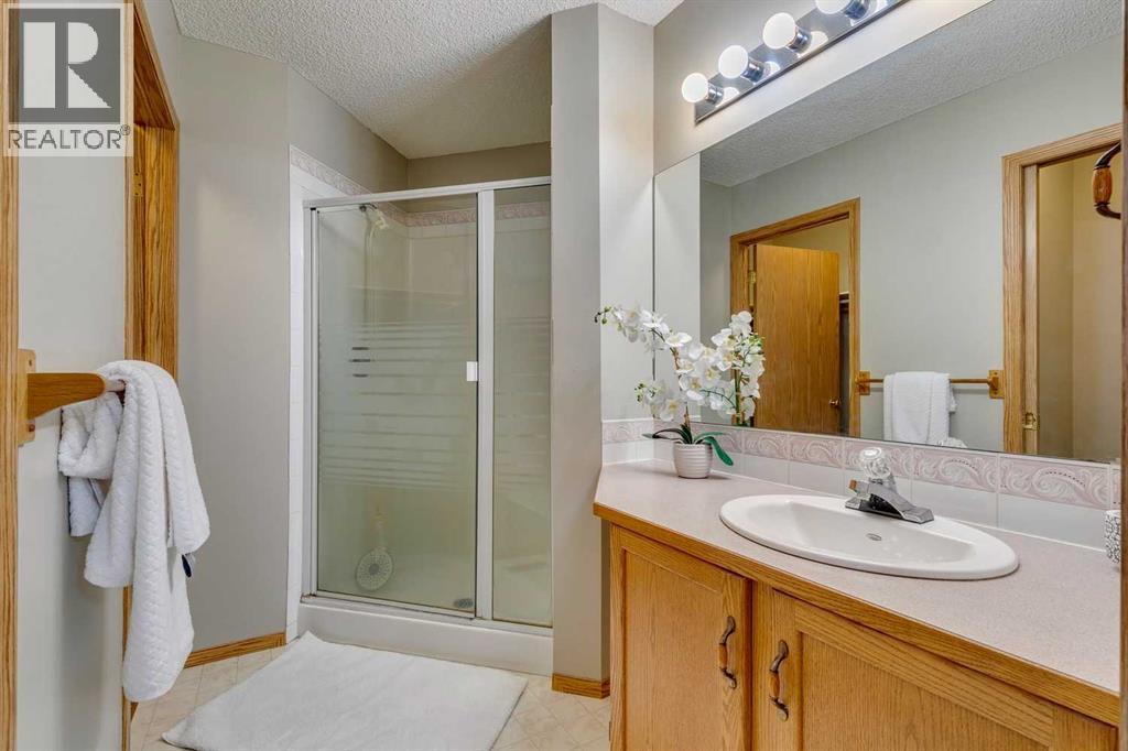 Single Family House 3 Level for Sale in  Somercrest Gardens SW Somerset Calgary 