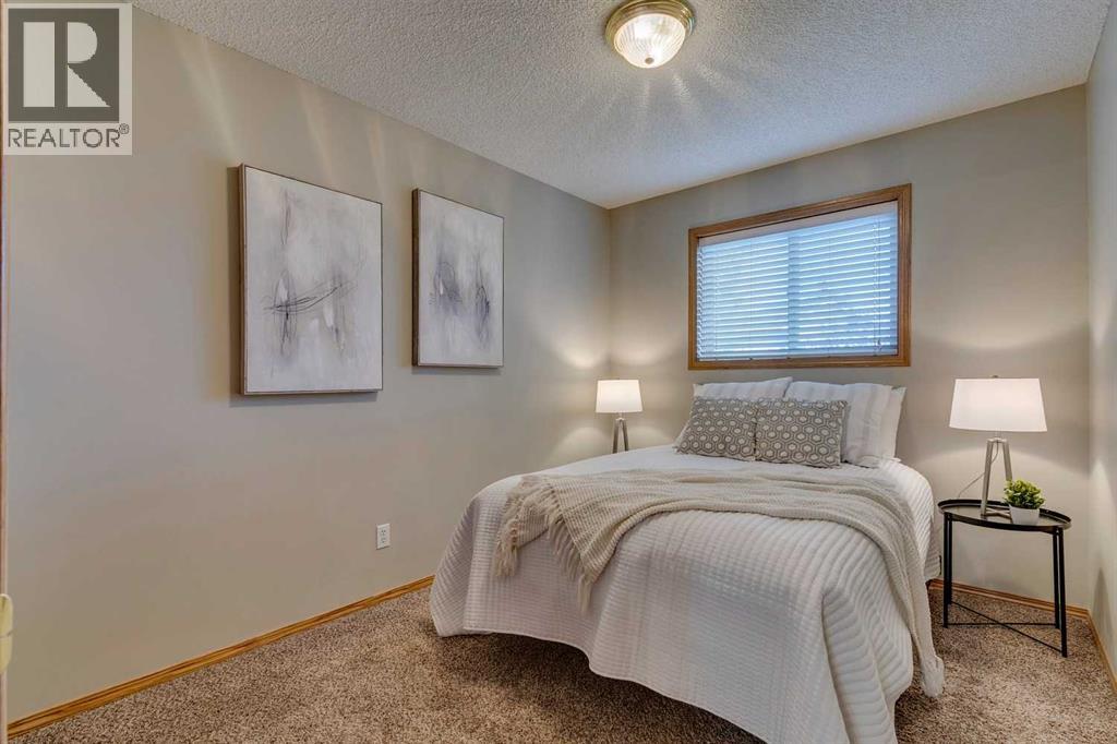Single Family House 3 Level for Sale in  Somercrest Gardens SW Somerset Calgary 